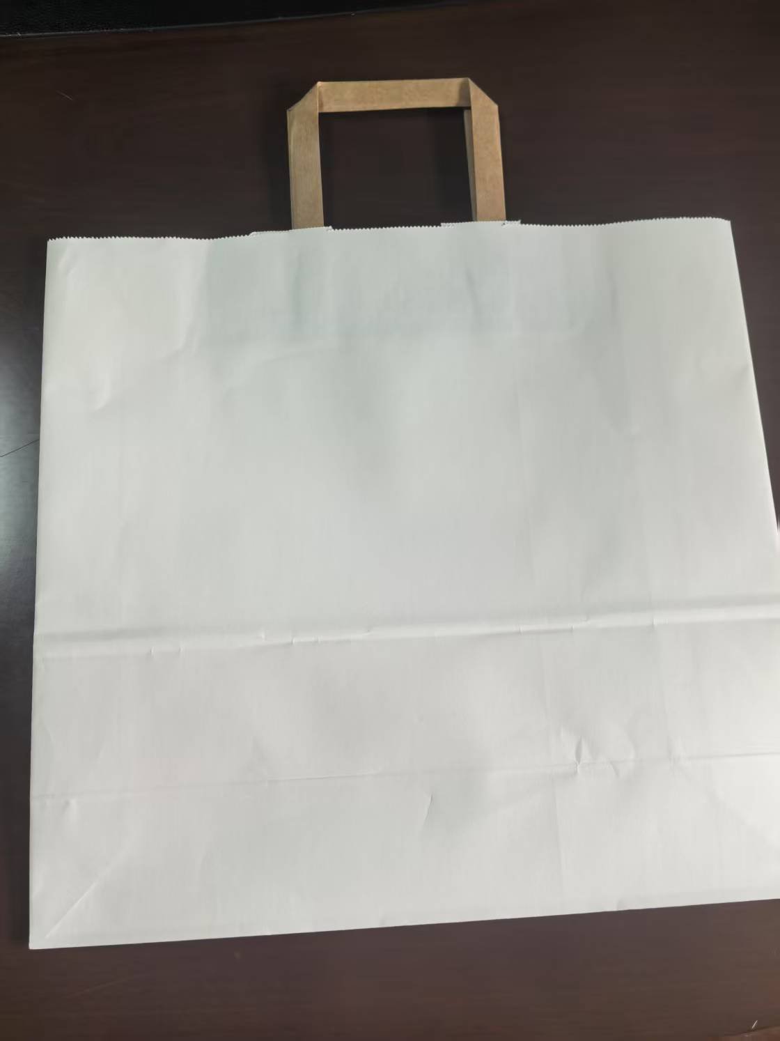 White kraft paper shopping bag with flat paper handle produced on full automatic paper bag making machine with handle